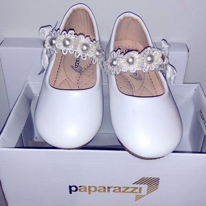 Pretty shoes for your li’l girl! 👧